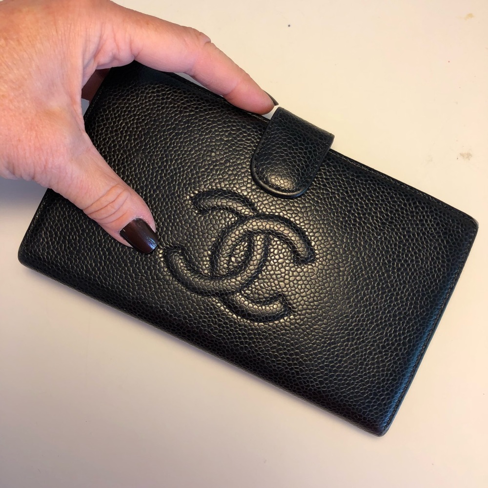 CHANEL Black caviar wallet.